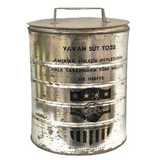 İşte bu kutularla 60 yıllarda Marshall yardımı adı ile Türkiyede'ki okullara dağtılan zeka geriligi ,hastalık, kısırlık.... <a href="/tgrthabertv/">TGRT HABER</a>