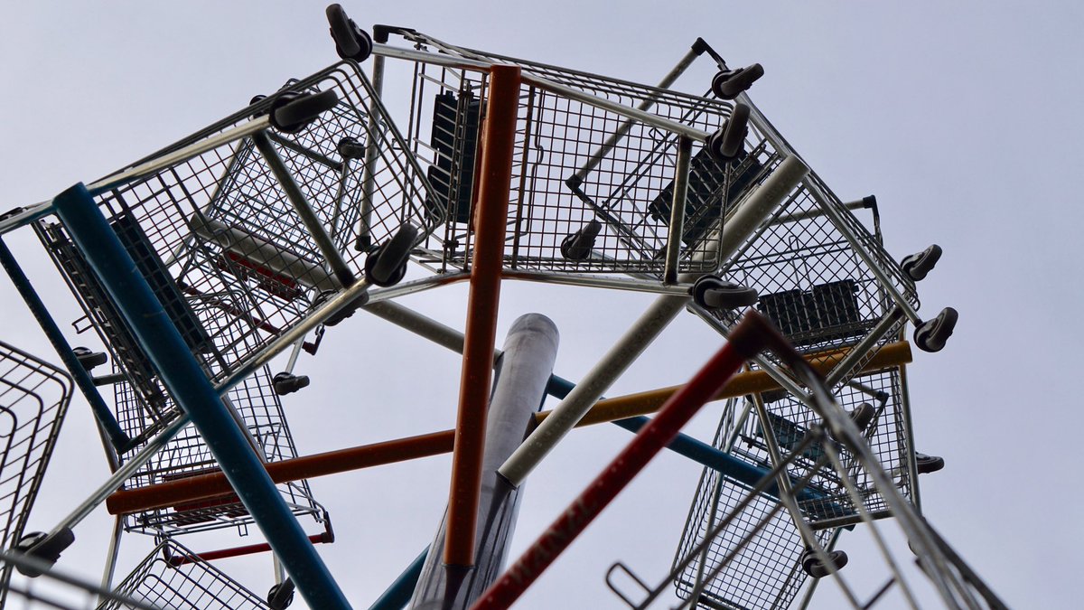 RoseNWF's tweet photo. #BowLock Not quite the #OrbitTower but it definitely got wheels π #OffYourTrolley @abstractsculp @sculpture_net https://t.co/zGiSrAkQOq