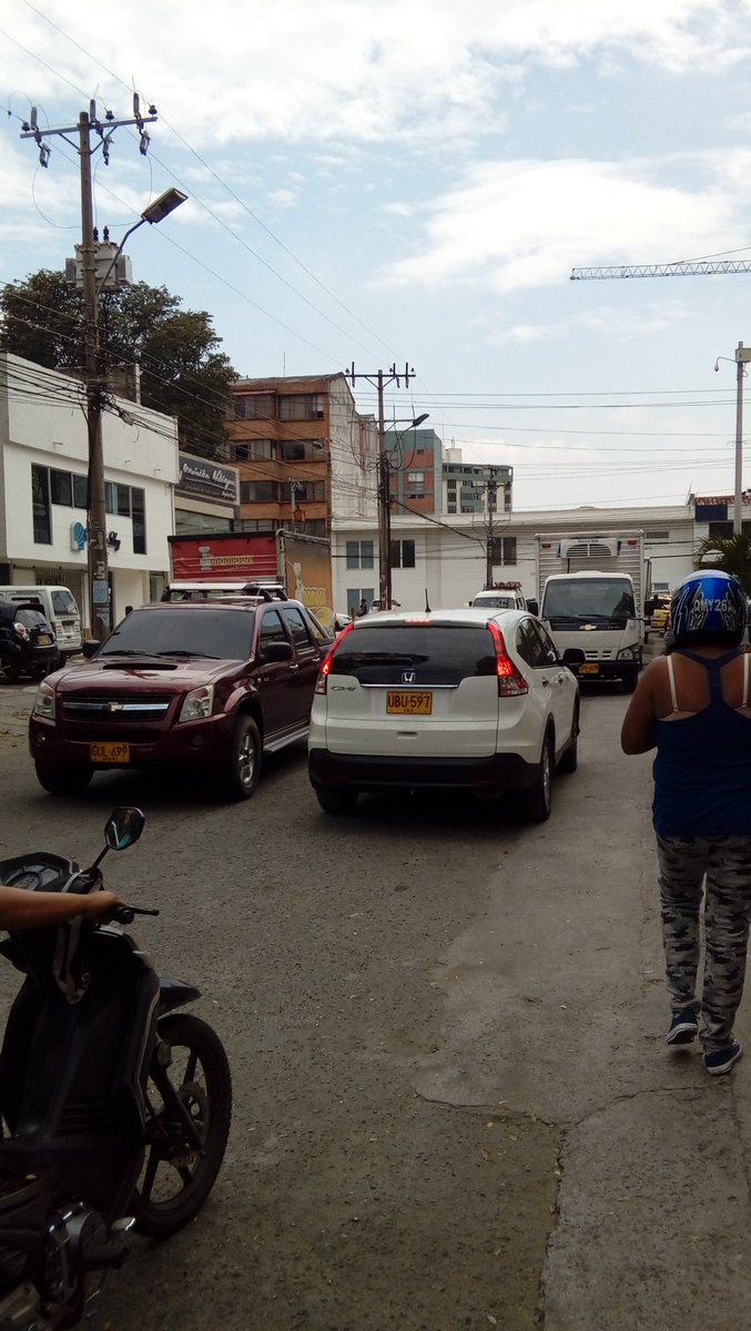 WilliamEspino19's tweet image. @MovilidadCali @FotoReporteCali que irresponsabilidad la de este conductor, en contravia saliendo del parqueadero club de ejecutivos