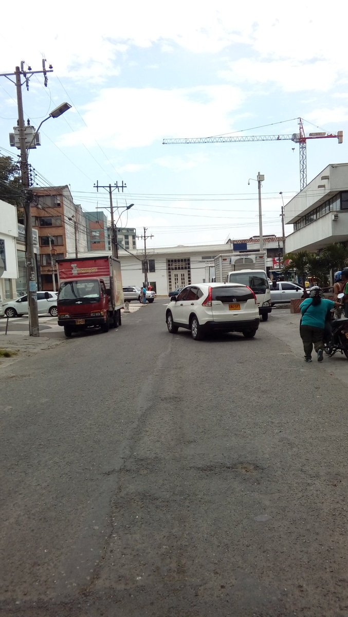 WilliamEspino19's tweet image. @MovilidadCali @FotoReporteCali que irresponsabilidad la de este conductor, en contravia saliendo del parqueadero club de ejecutivos