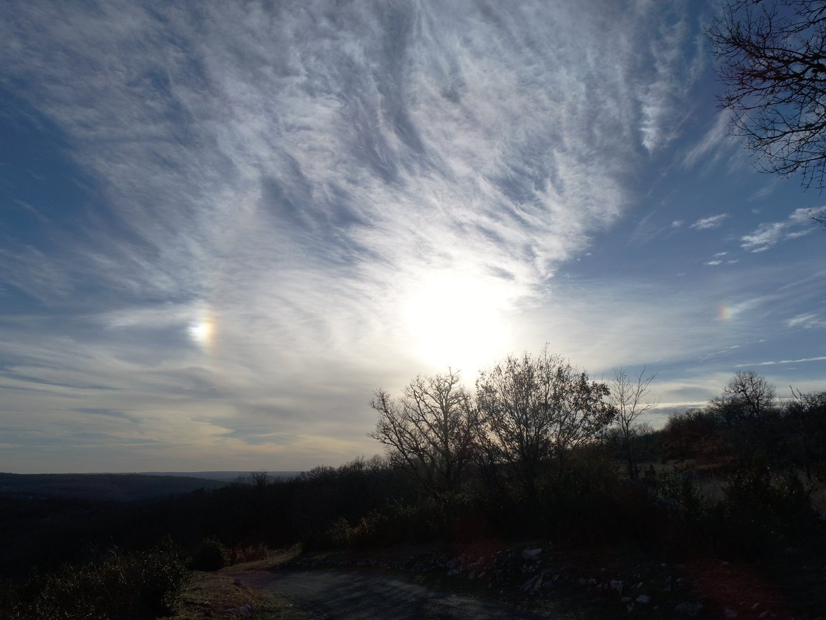 PhantomScheem's tweet image. @jjbourdin_RMC  : Faux soleil sur les Causses au dessus de St Martin Labouval dans le Lot 46. #BourdinDirect #météo