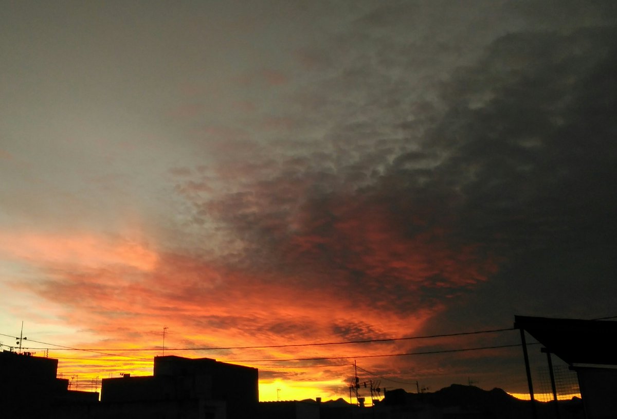 Como dice el refrán "Cel rogent, pluja o vent". Mañana tendremos lo segundo