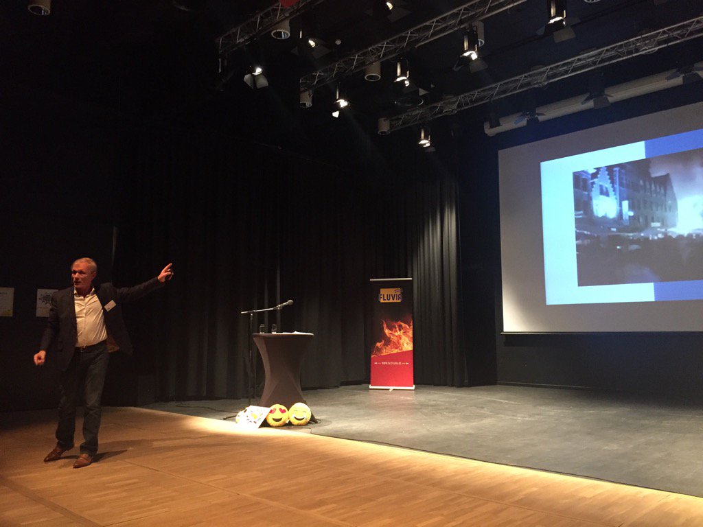 VincentVQ's tweet photo. .@DeFlik spreekt met vuur en vlam op nieuwjaarstreffen van @HVZFluvia. #iedereendigitaal https://t.co/uT3UTpIh8h
