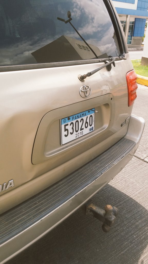MissRockera's tweet photo. Este tipo me ha insultado por un estacionamiento hasta el punto que tuvieron que salir los seguridad de @BacCredomaticPa a defenderme https://t.co/9xjE786YP3