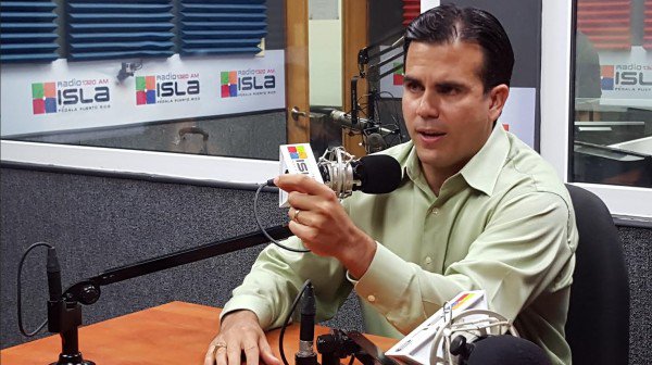 radioislatv's tweet photo. @ricardorossello firma Ley de Empleador Único. Aquí los detalles: https://t.co/RNDkGlfgWZ #EmpleadorUnico #PC454 #RI1320 https://t.co/NdCrQ45KSp