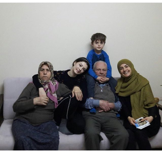 Burcu Özberk ailesi ile birlikte. - Yeni // #BurcuÖzberk with her family. - New