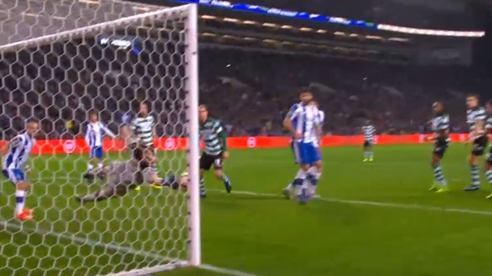 marca's tweet photo. 😇🔙 El PARADÓN de @IkerCasillas en el 93' que salvó al Oporto ante el Sporting https://t.co/fueKsQjpBh #PrimeiraLiga https://t.co/fWct0FqN0A