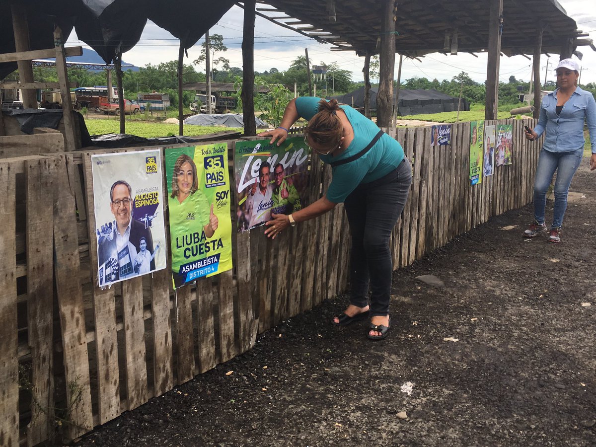 RNaranjal's tweet photo. Comisión de propaganda de @RNaranjal en acción @Lenin @JorgeGlas #BinomioDelPueblo #AugustoEspinosaTodo35 #CuentaConmigo https://t.co/q4bsVGQxNC