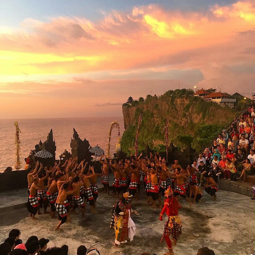 RemoteWorkerz's tweet photo. Just like a fairy tale💞 #RemoteExperiences 📷@faarisezn - #RemoteWorkers #uluwatu #bali https://t.co/hdz8n5fJuP