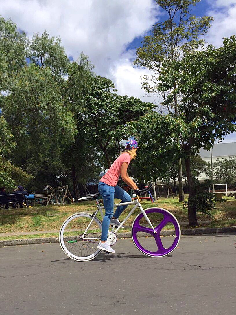 DianaSanchezL's tweet photo. Aprovechando el día pa salir a rodar en mi @beclass_ 🚴🏼♀️🌤🌳💜 #fixedlove #fixedbogotá #fixed #fixedtraveler #beclass #miburrita https://t.co/Iwrvw6KINt