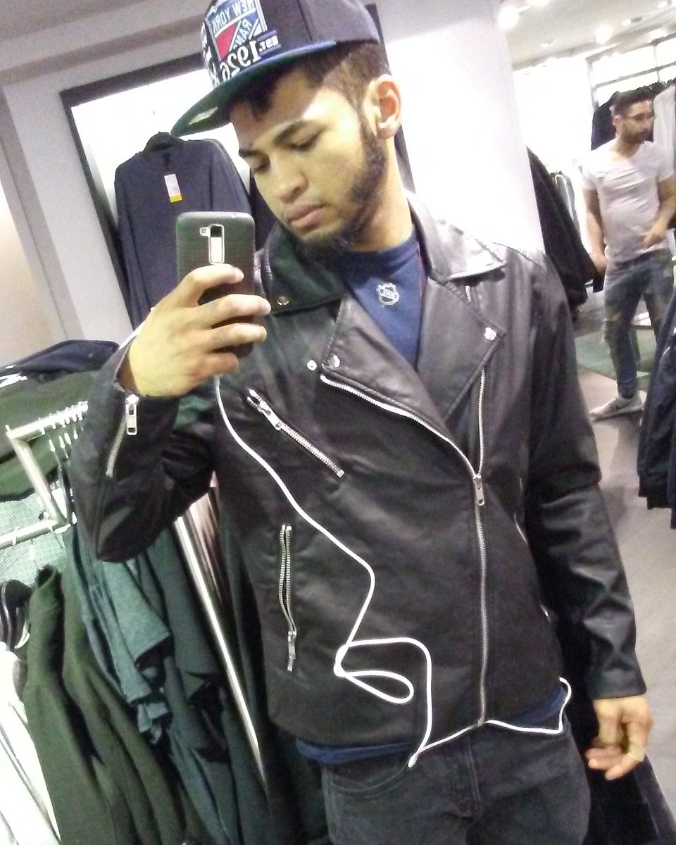 LightningBoxing's tweet photo. #Negan #NeganJacket https://t.co/rbgOL3s0kh