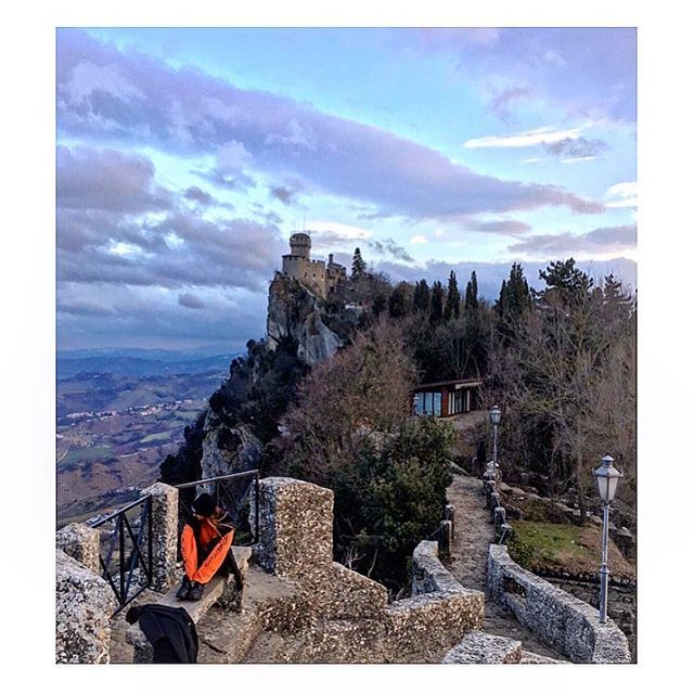 VisitSanMarino's tweet photo. While visiting #SanMarino take a break between First Tower Guaita & Second Tower Cesta and enjoy the #impressiveview 😮😮😮
📷 @SerryTek https://t.co/KQPKwnJW1H