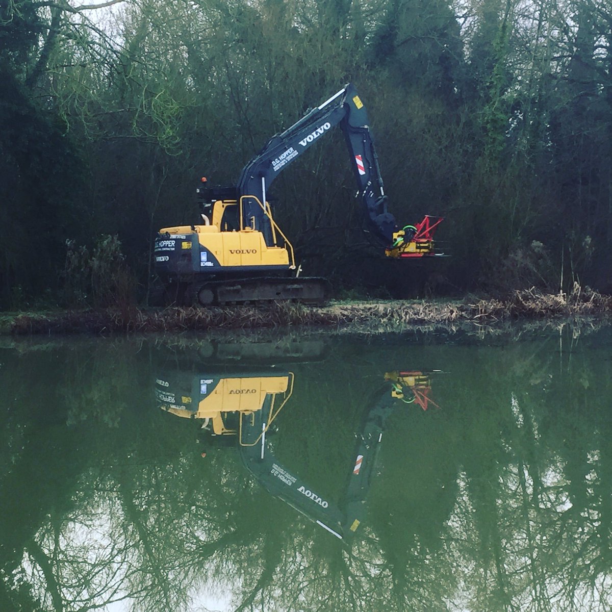 dg_hopper's tweet image. 2 diggers for the price of one this morning @VolvoCEGB  #treeshear #Oxfordshire #DigVolvo