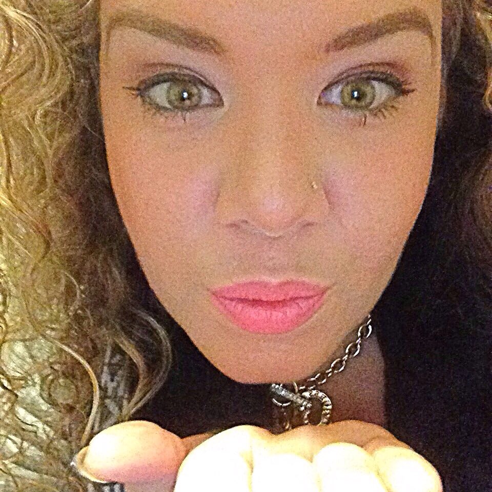 Jessicia16's tweet photo. #Wishes &amp; #kisses . #greeneyes  #canada #women . #fuckthehaters I wave and say 👋🏼 https://t.co/aEuKgKAXls