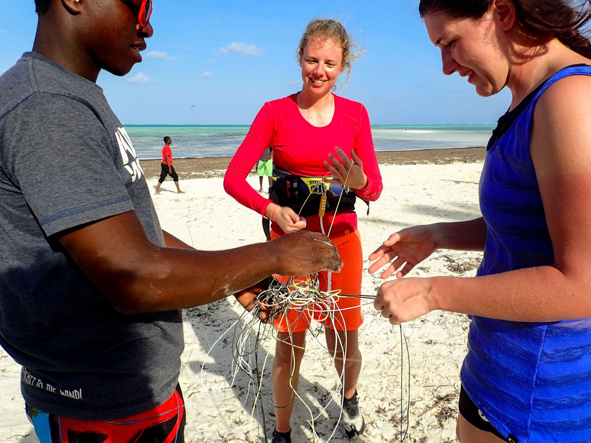 kiteworldwide's tweet image. A good friend is the one who helps untangling your lines.