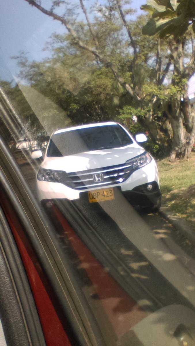 rupipe's tweet image. Camioneta abandonada en semáforo Calle 16 con Cra 83 #Traficocali @TaxisLibres4 @EnterateCali @TwiterosCali @MovilidadCali