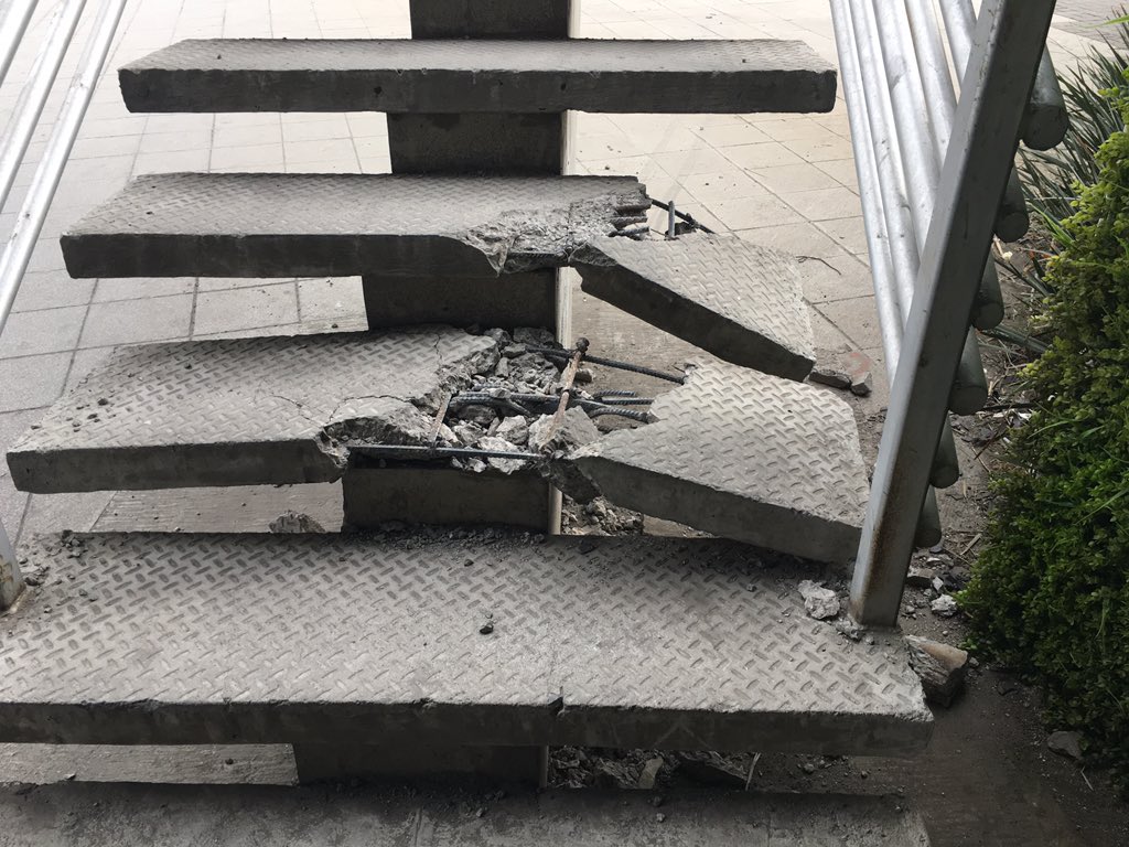 yamil_anuar's tweet photo. #reporte reparar escaleras peatonal a la altura de palacio de hierro de cc Sta fe hacia los corporativos. En prolongacion paseo de reforma. https://t.co/4Cdf3zKRDT