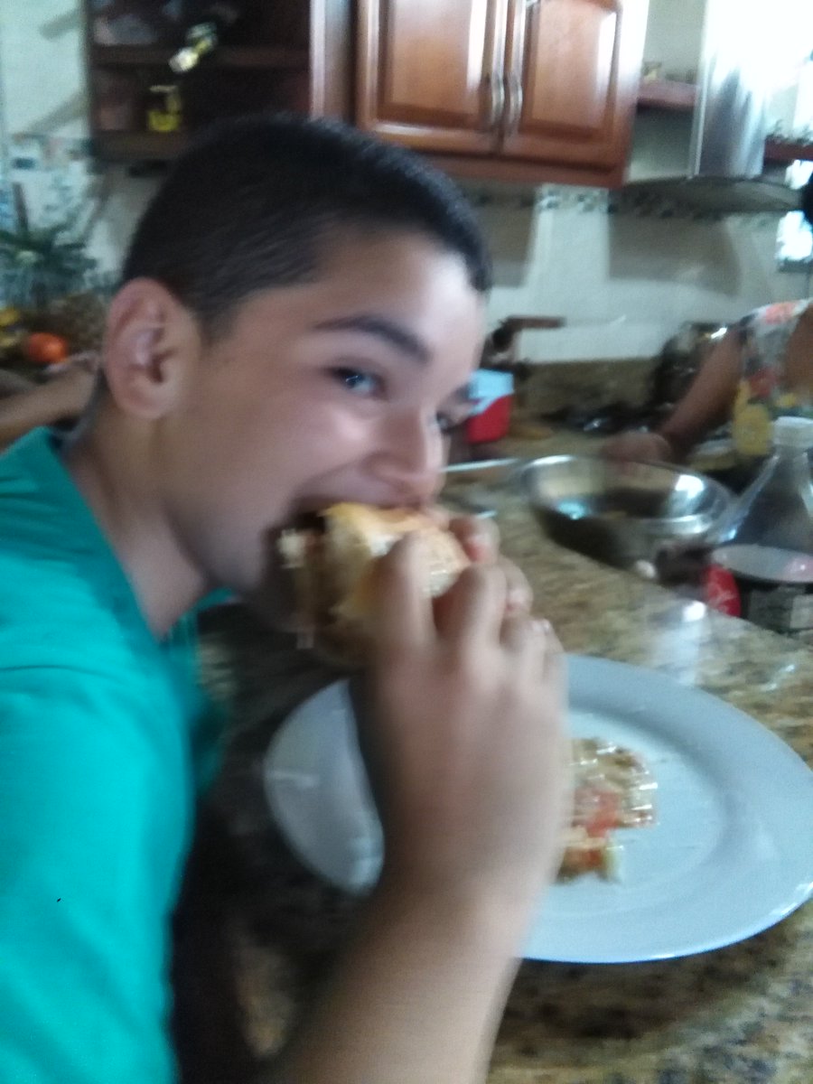 EDGARASILVAG's tweet photo. Ola k ASE aqui comiendo hamburguesas en la casa de mi amigo https://t.co/99QQCbhjrq