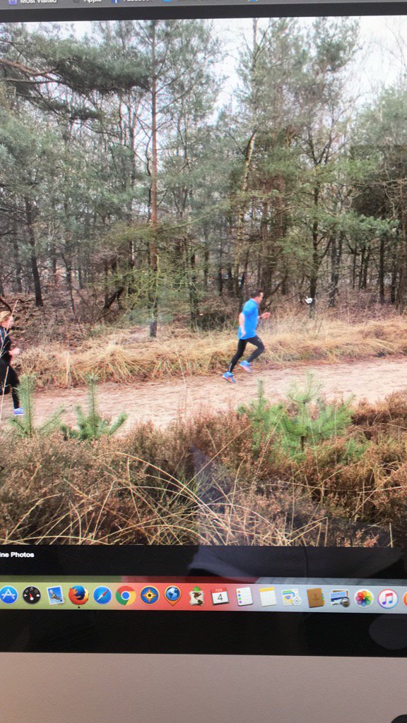 Vanmorgen <a href="/AVPijnenburg/">A.V.Pijnenburg</a> klauteren Soester hoogt. Wedstrijd atleten trainer Richard schiet even een foto.