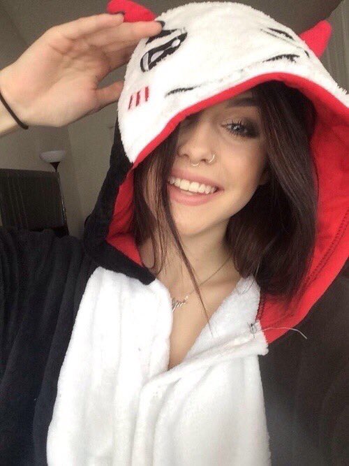 glowvatow's tweet photo. DAMN CACIA ❤️😍 https://t.co/nd3bsAUntL