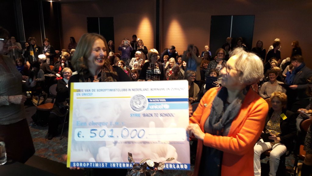 Prachtig, wat 89 soroptimist clubs kunnen bereiken. 501000 euro voor <a href="/SyrieB2School/">Syrie Back2School</a>