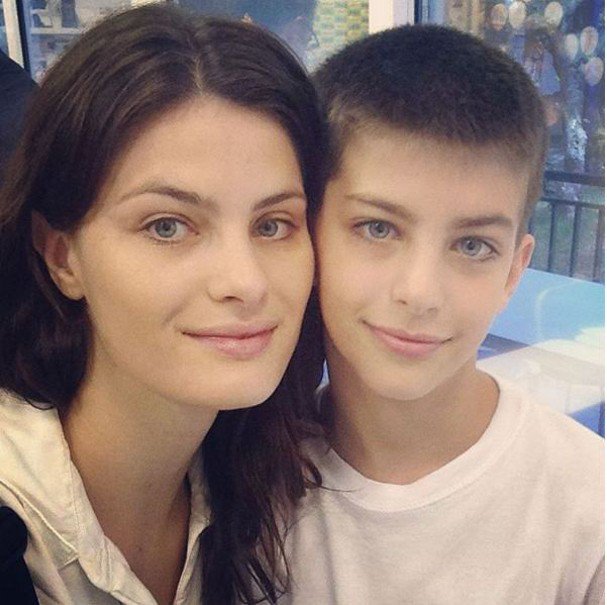 DebMgn_'s tweet photo. Semelhanças entre pais e filhos famosos #005b - Isabeli Fontana e Lucas, seu filho com Henri Castelli. https://t.co/JF5cvfbaVQ