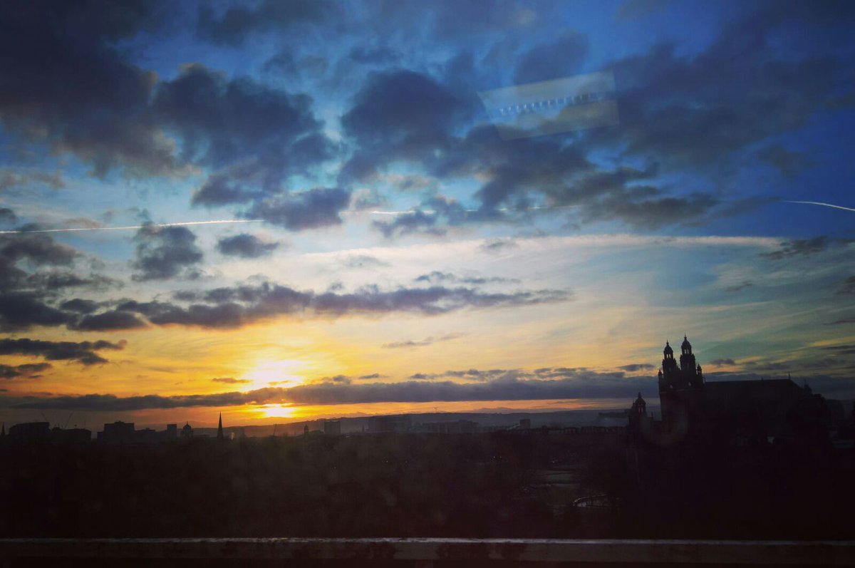 McNeilly_S's tweet photo. It's worth it getting to work before sunrise!! Love our penthouse lab #pgresearchspace #UofG #nofilter #phdlife https://t.co/EywF8U9YrL