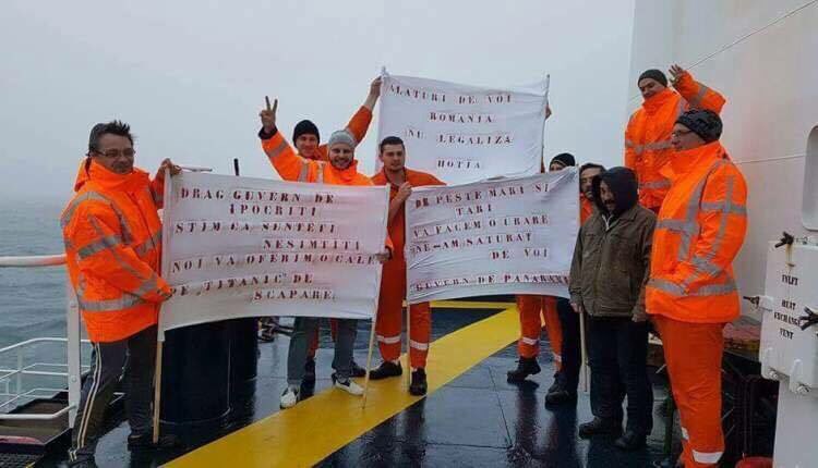 geo_georgy's tweet photo. Romanians protest in Antarctica
#Romania #romanianprotests  via @PositiveRomania https://t.co/rJoMv4WOcr