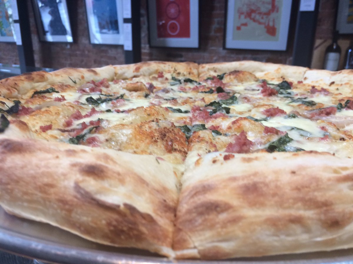 velopizzeria's tweet photo. Fennel Sausage, caramelized onions, sautéed spinach #DailySlice #Pizza #Napa #GetSomePie https://t.co/FTDjK26emm