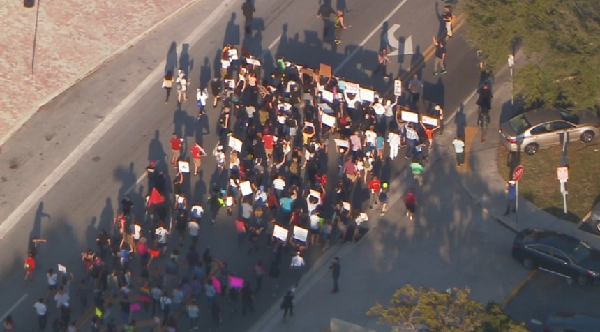 TRAFFIC ALERT: Anti-Trump protesters are on the move on NW 3rd Street in downtown Miami  bit.ly/2l4OGFM https://t.co/1GdC53TzqI