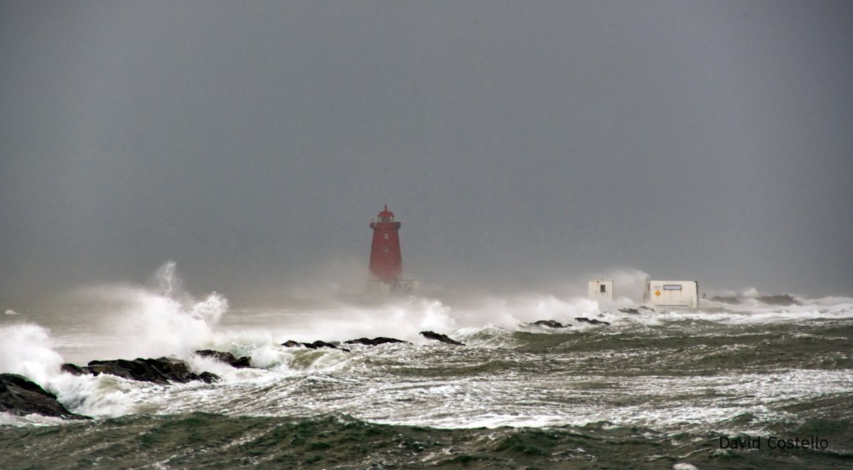 DavidCostelloDC's tweet photo. The Red Lighthouse Poolbeg on Thursday as The Great South Wall disappears under water #bettershot #LoveDublin #StormSurge #Dublin #Weather https://t.co/XHoDF21BRk