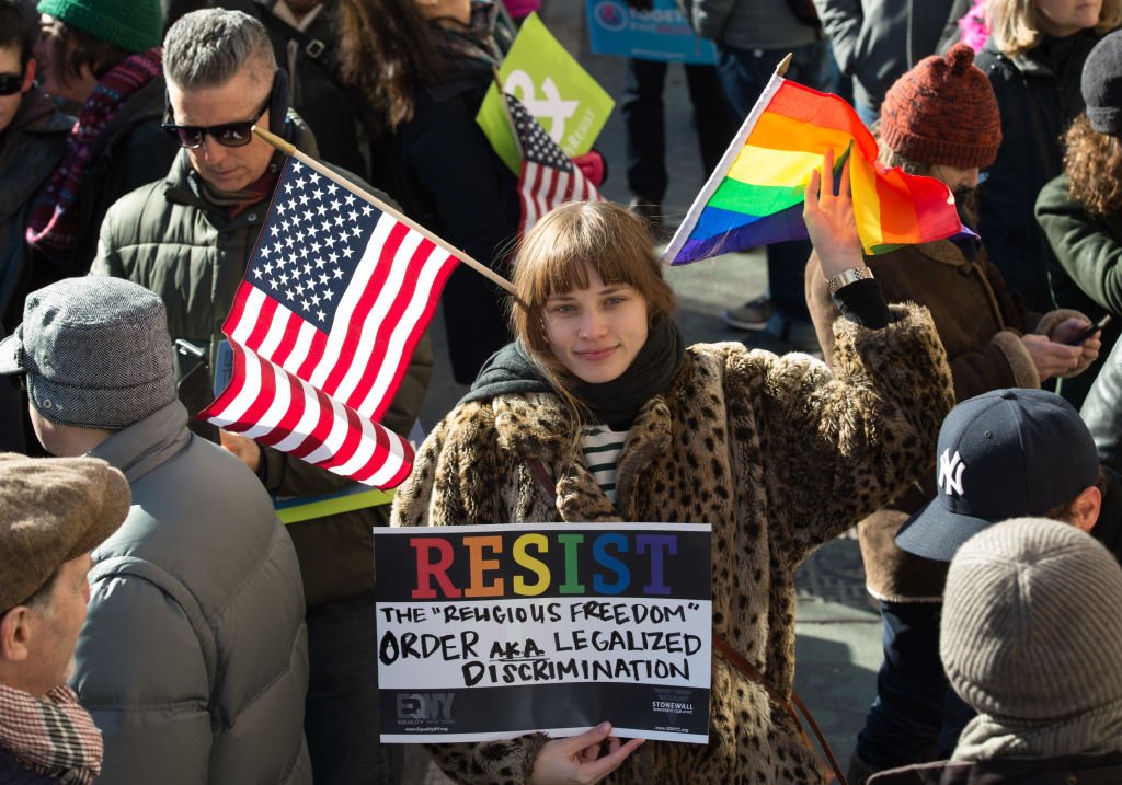 BuzzFeedNews's tweet photo. LGBT activists rally outside New York City's historic Stonewall Inn  in solidarity with immigrants and refugees https://t.co/PJioO0ltYM