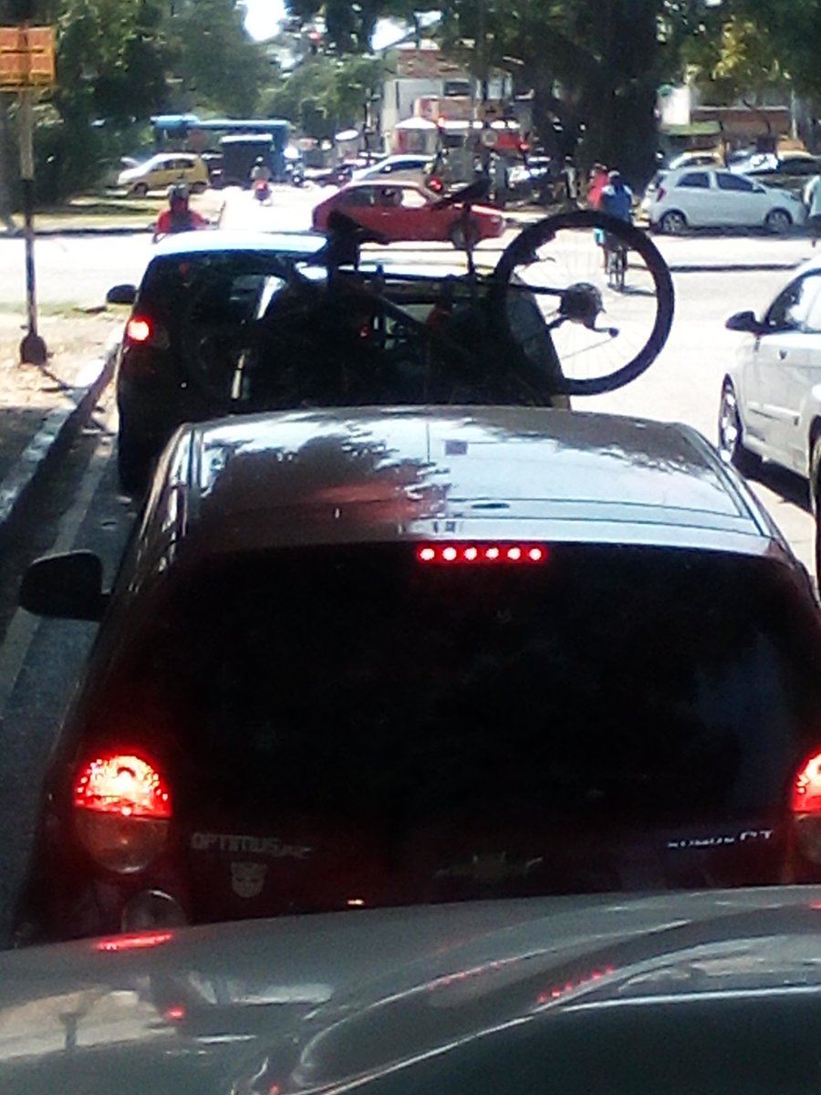 alexbaca5408's tweet image. @TwiterosCali @MovilidadCali Acaso esto no es carga sobredimensionada, y aparte d todo el taxista  me frena en seco   agresivamente
