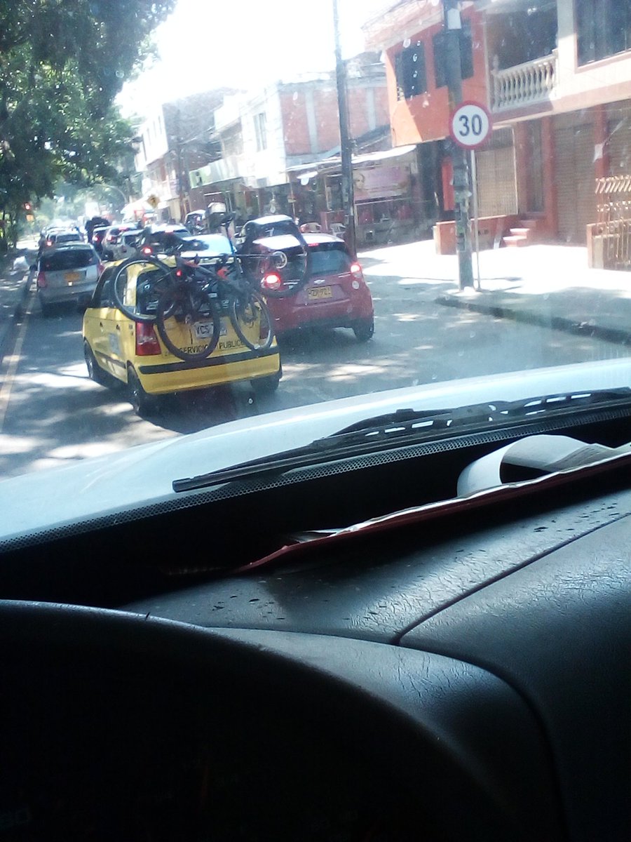 alexbaca5408's tweet image. @TwiterosCali @MovilidadCali Acaso esto no es carga sobredimensionada, y aparte d todo el taxista  me frena en seco   agresivamente
