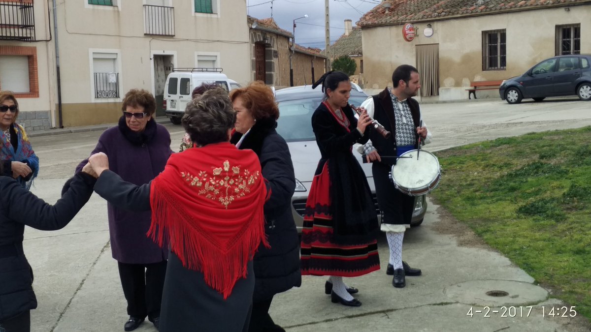 Pueblo_Balisa's tweet photo. Hubo música y baile. Las mujeres vistieron sus mejores ropajes para celebrar Santa Águeda en #Balisa #Segovia https://t.co/qPAzl8xzWU