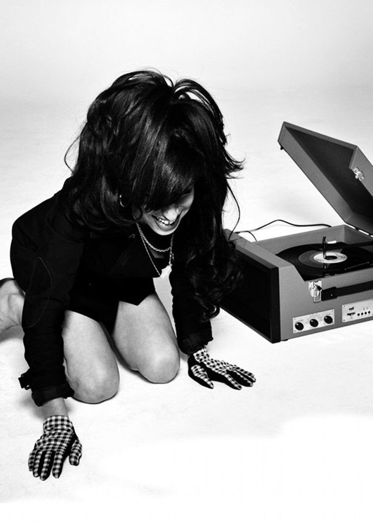 parka_life's tweet photo. Great shot of @amywinehouse by @bryanadams - every smile lit up our world https://t.co/3K91W8NLR8
