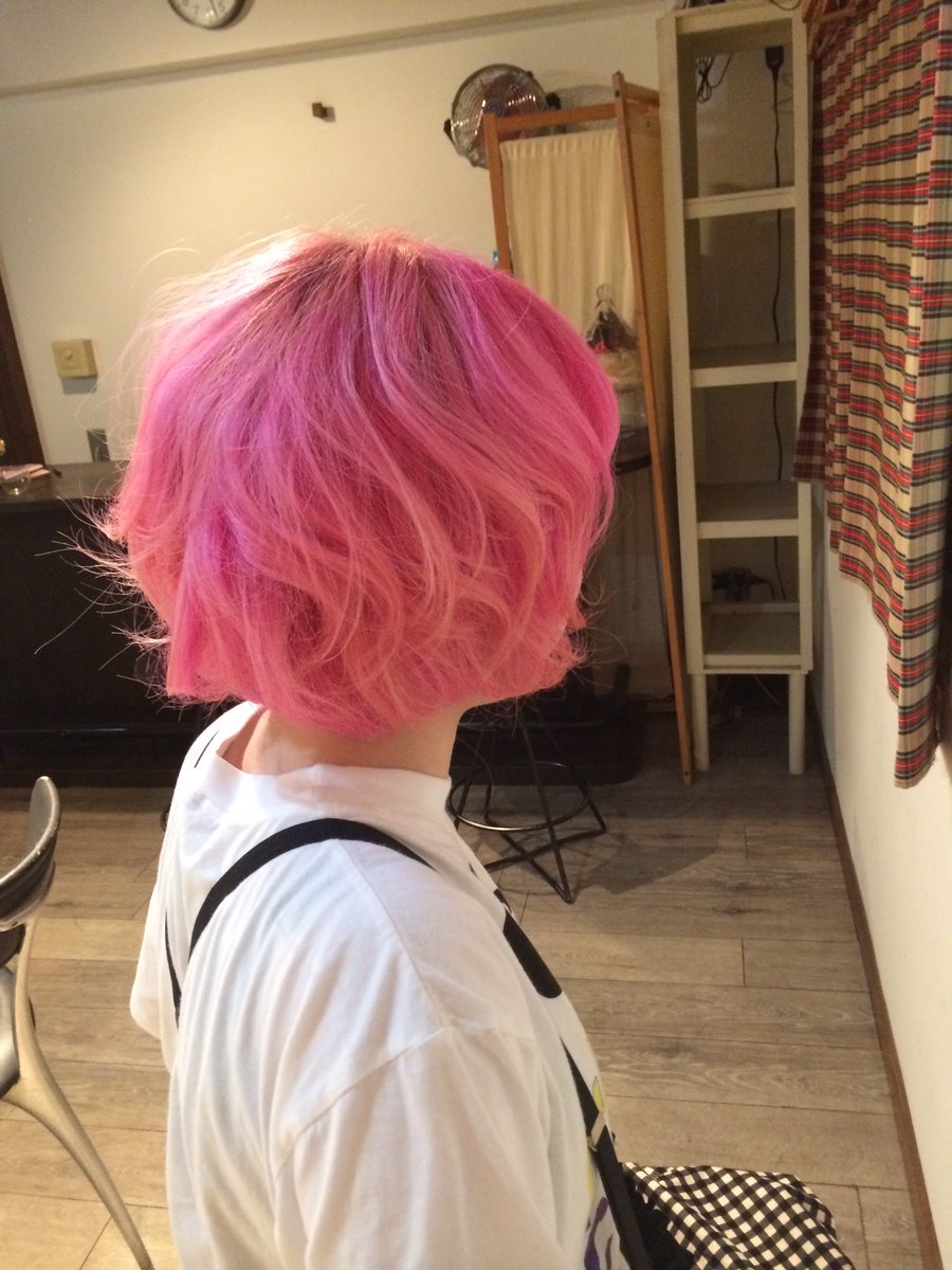 Uzivatel 篠田アキノブ Na Twitteru ピンク色のショートボブでこの髪の毛でサンリオに行きたかったそうです ピンクヘアー ショートボブ ピンクのカラー ピンクのボブ 派手髪 サンリオピューロランド Nutshair 篠田アキノブ