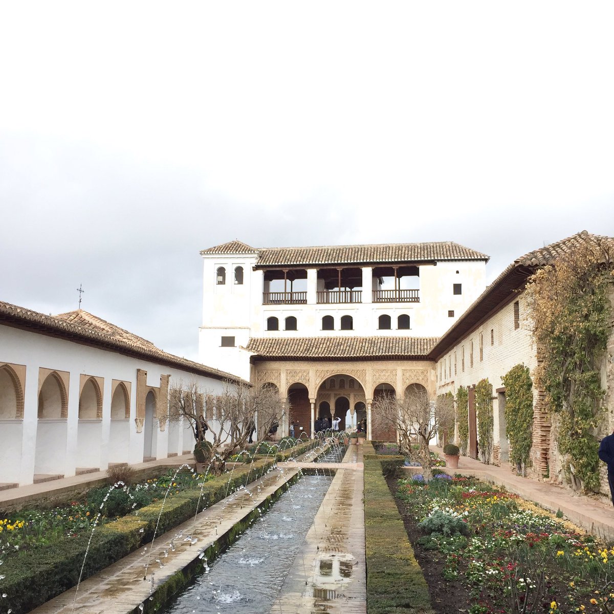 Feeryna's tweet photo. on your visit to Spain, be sure to pay a visit to Alhambra Castle in Granada. One of the most beautiful castles in all of Spain ❤ https://t.co/HtKcKIw3e7