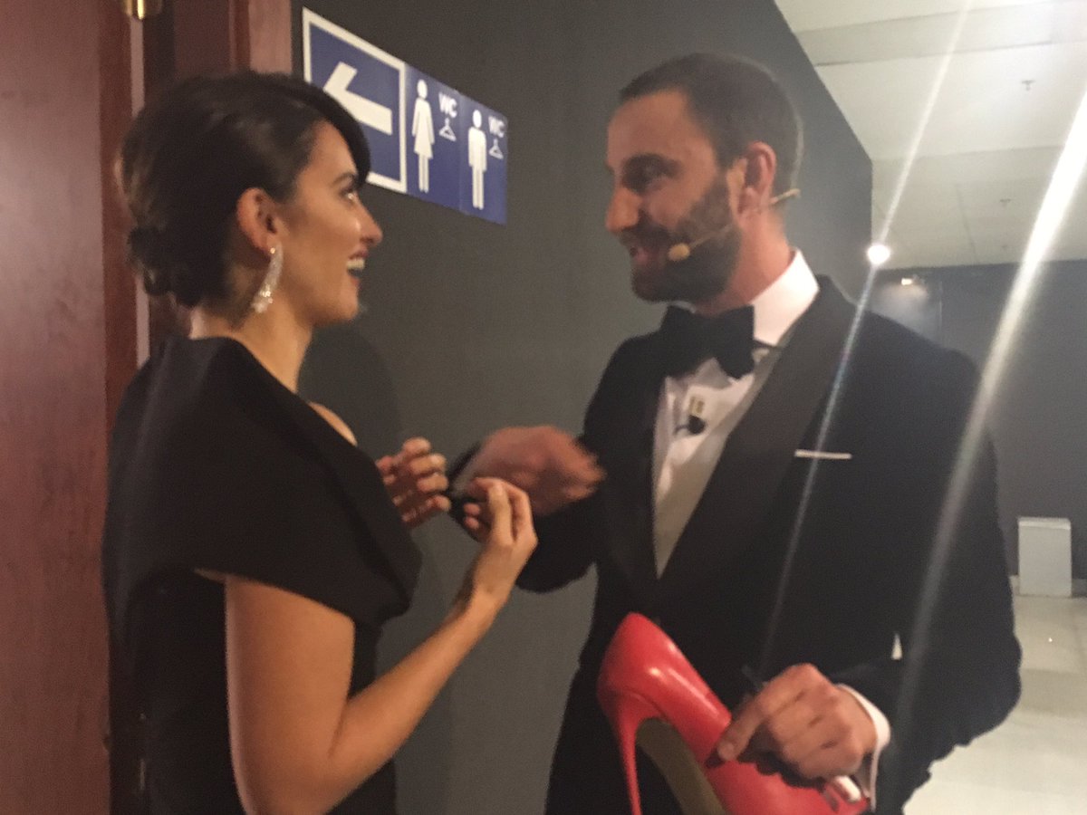 playz's tweet photo. Penélope Cruz le firma el zapato a Dani Rovira 👠 https://t.co/iYiVFEIGnw #goya2017 https://t.co/Ln0G6WODzk