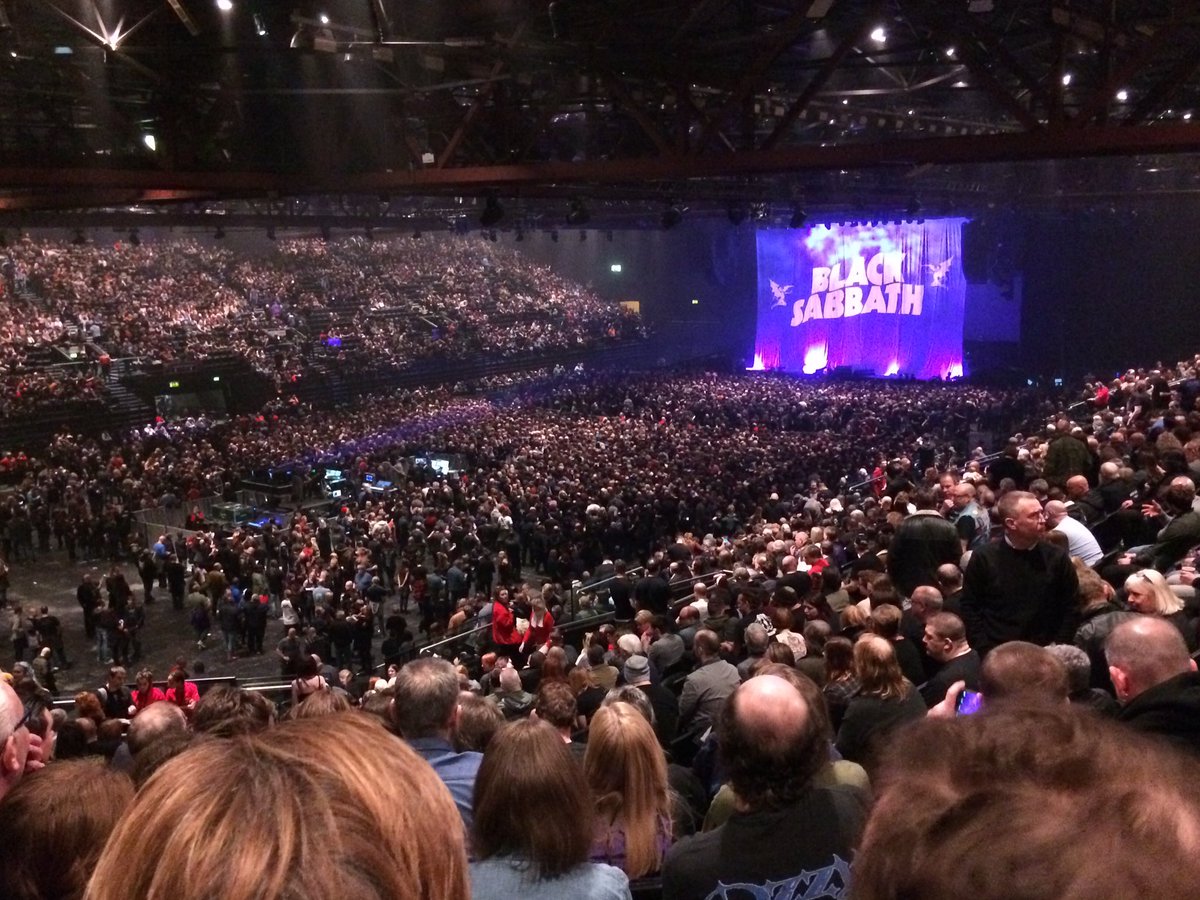 101_zombie's tweet photo. Que momento !. Fin del concierto en Birmingham. La banda mas grande de mi vida; BLACK SABBATH oficialmente ya no existe. #blacksabbaththeend https://t.co/XsaHgFgVaj