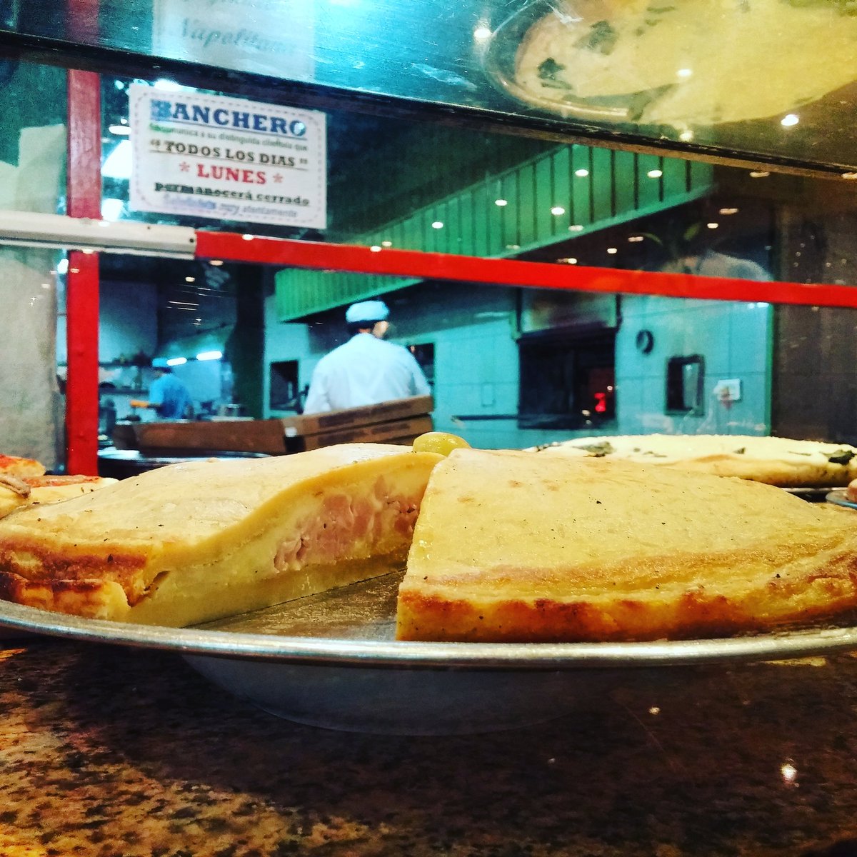 Muza5k's tweet photo. Muzza y fainá en @PizzasBanchero. El que le dice que no a esto no entiende nada https://t.co/77TTIbQJxU