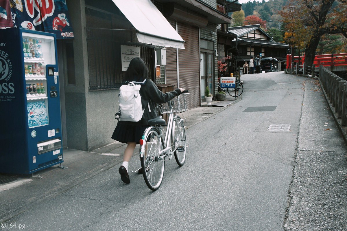 シロブルー tweet media