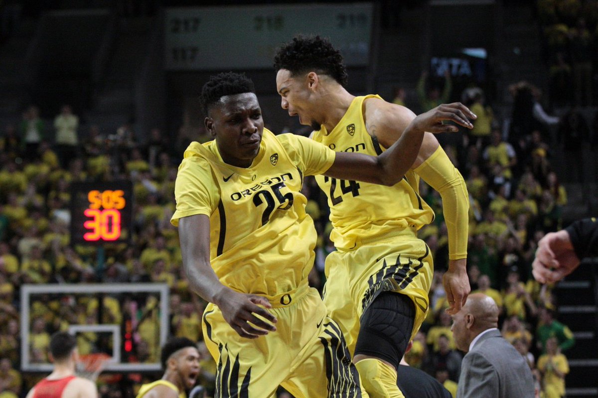 BleacherReport's tweet image. Destruction by the Ducks! 

No. 13 Oregon routs No. 5 Arizona, 85-58, to improve their home win streak to 40