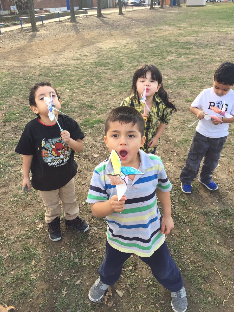 Investigating wind with our pinwheels! @KeySchoolAPS <a href="/APS_EarlyChild/">APS Office of Early Childhood</a>