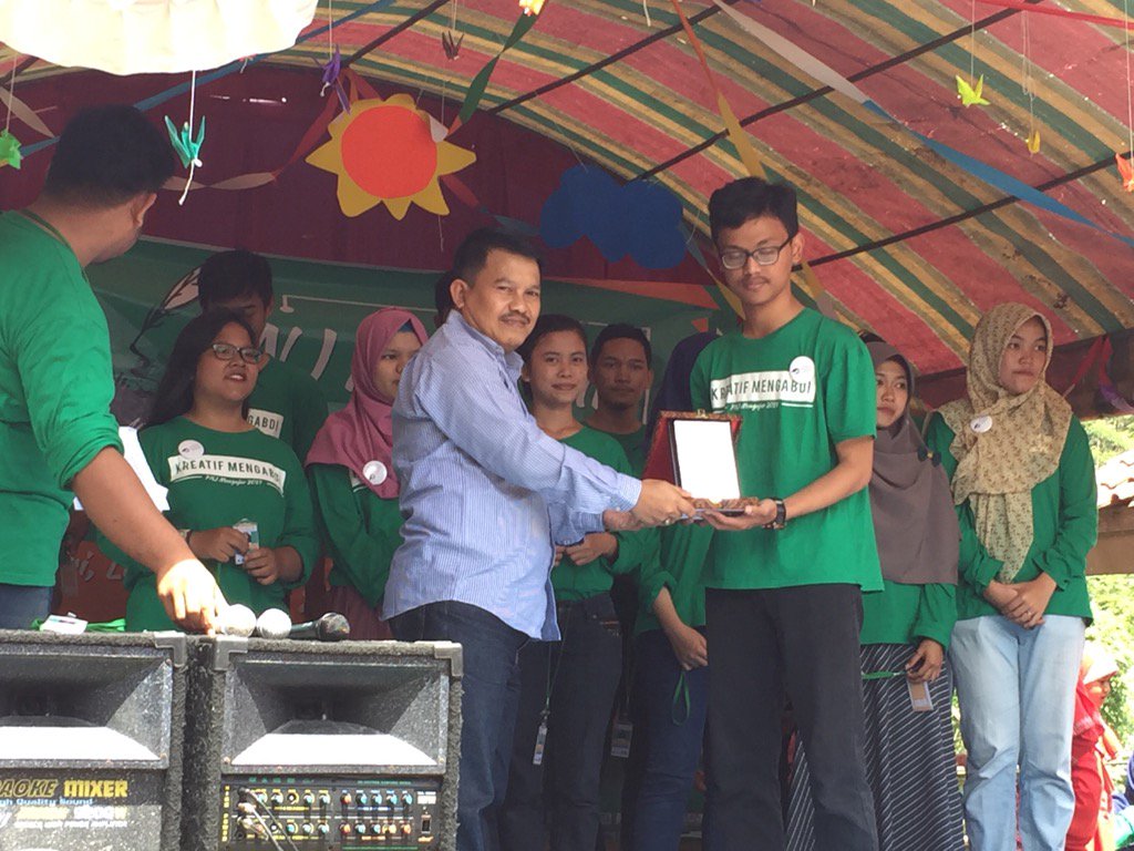 PNJMengajar2018's tweet photo. [Live Report Purasari Festival]
Peresmian penutupan PNJ mengajar 2017 dan pemberian plakat kpd perwakilan kepala desa https://t.co/XE7h3GhCdh