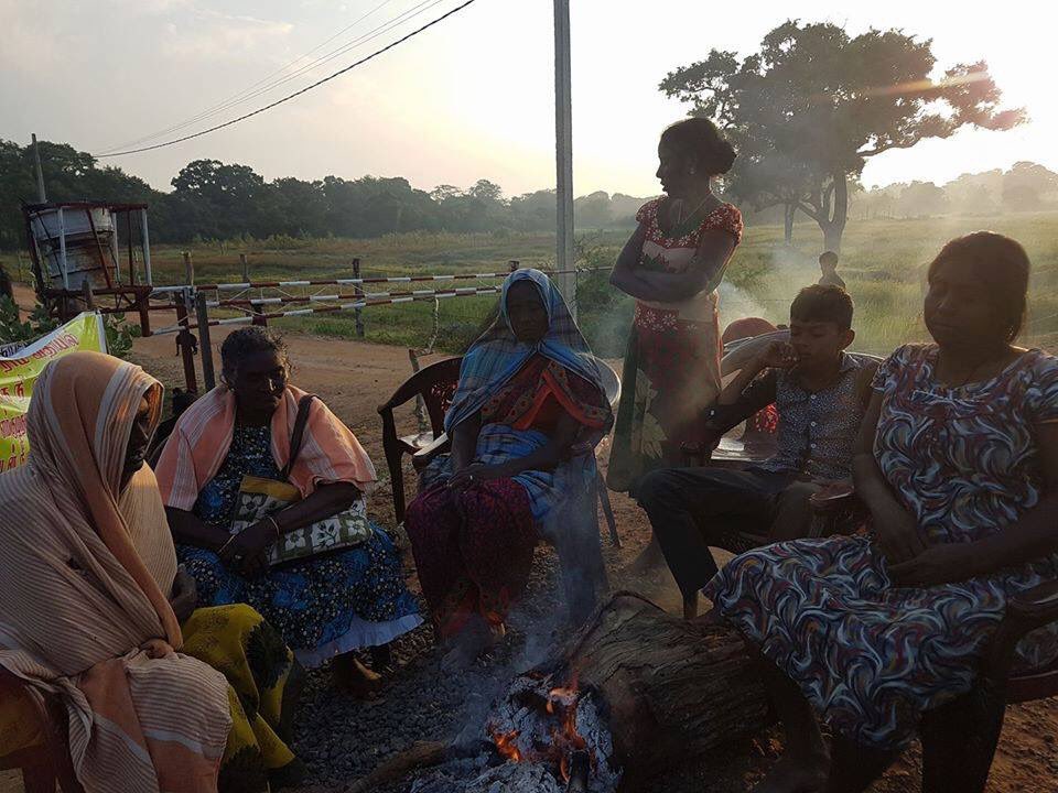 Day6: #Keppapilavu women protesters are sitting around a fire to survive the cold in early morning today https://t.co/c0nk5p7YIp