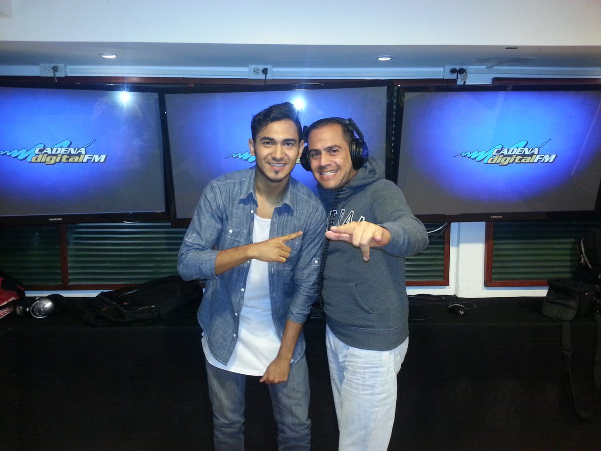 AaronJames33's tweet photo. Con el DJ residente de @muevelomix en 100.7 fm https://t.co/5vuG8zKxKN