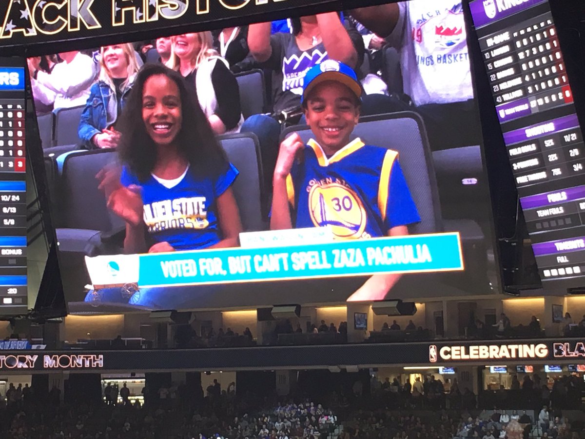 anthonyVslater's tweet photo. Kings jumbotron puts up a bandwagon cam https://t.co/Rc0F9rg7G6