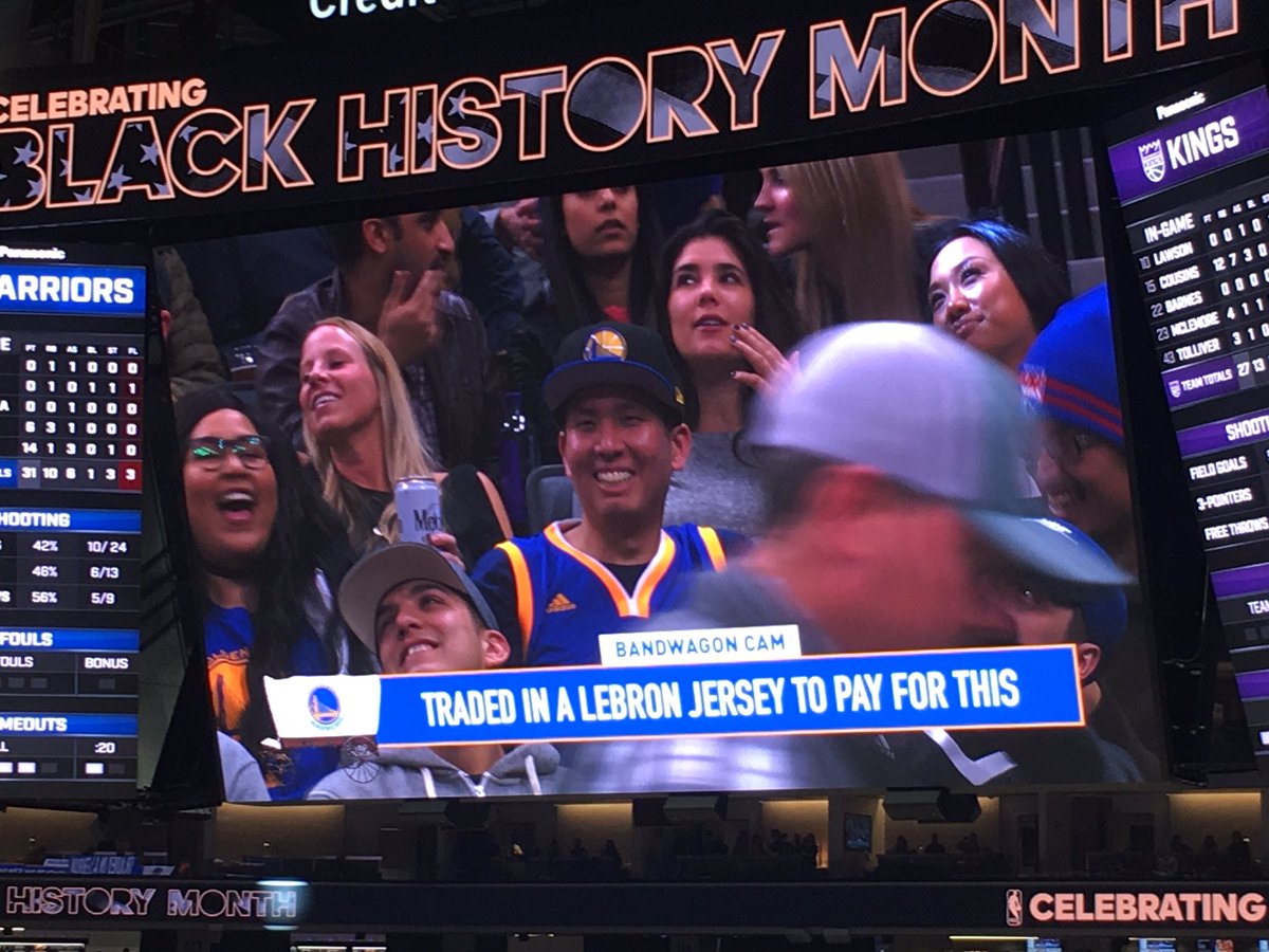 anthonyVslater's tweet photo. Kings jumbotron puts up a bandwagon cam https://t.co/Rc0F9rg7G6