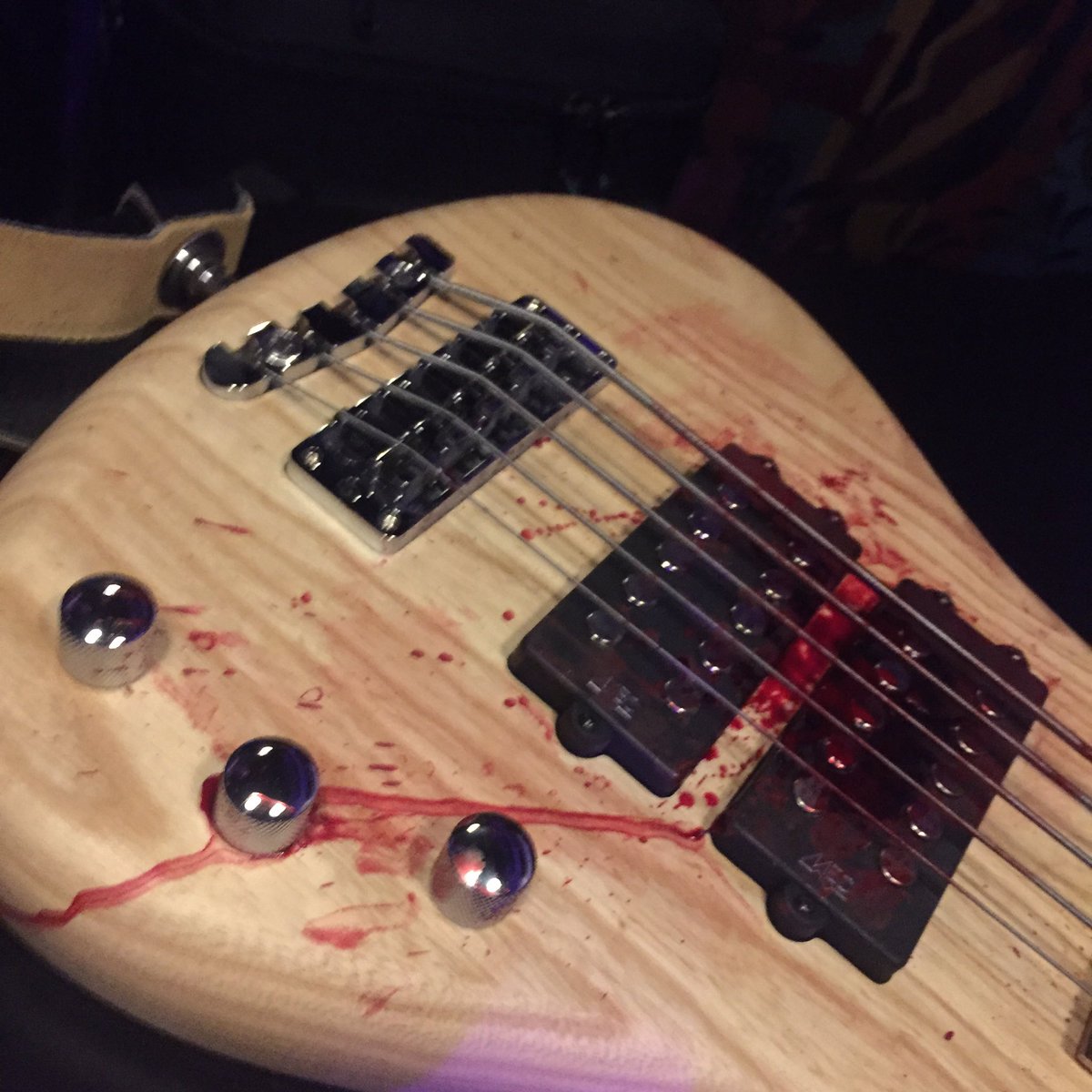 _feelslikehoney's tweet photo. I have truly been accepted into the metal community tonight https://t.co/B43DYx1TjC